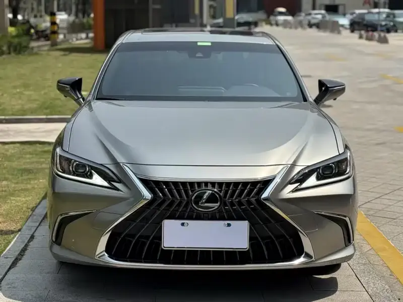 Lexus ES, 2022