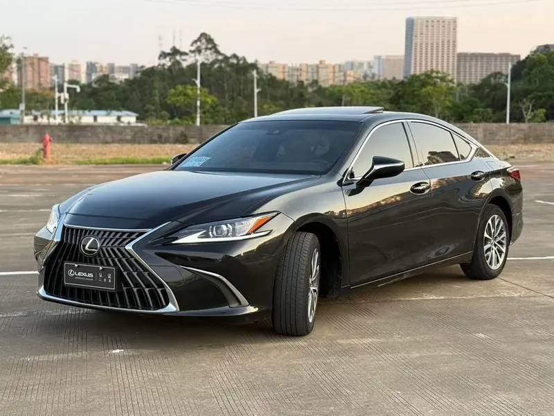 Lexus ES, 2022