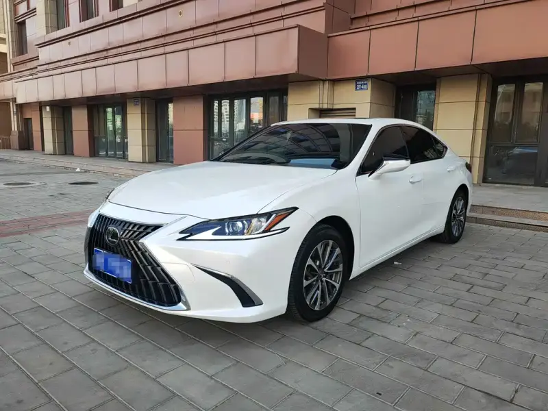 Lexus ES, 2022