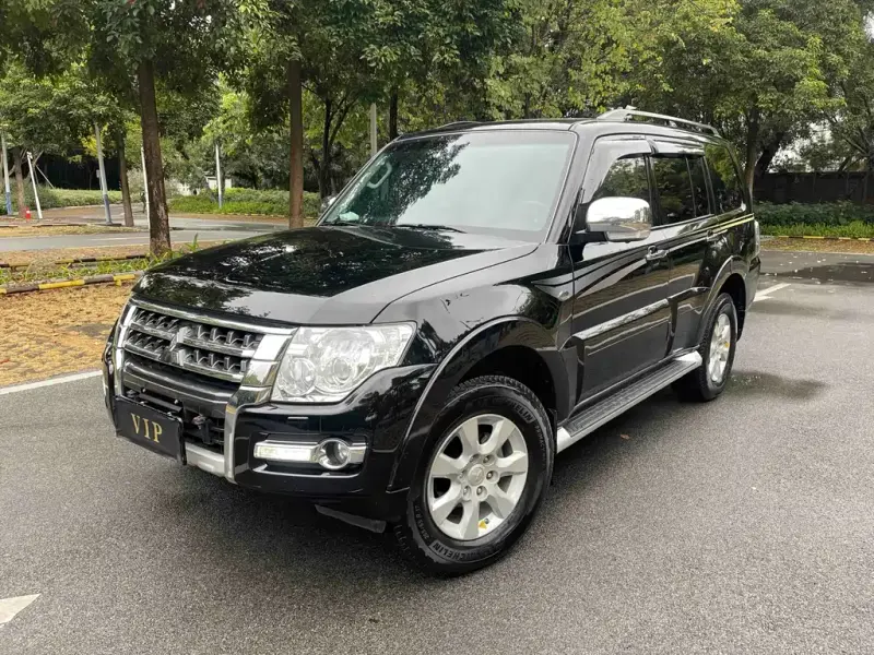 Mitsubishi Pajero (Import), 2015