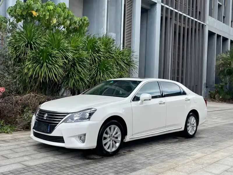 Toyota Crown, 2015