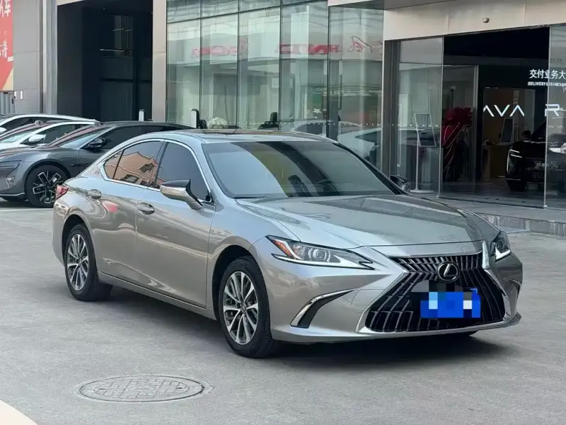 Lexus ES, 2022