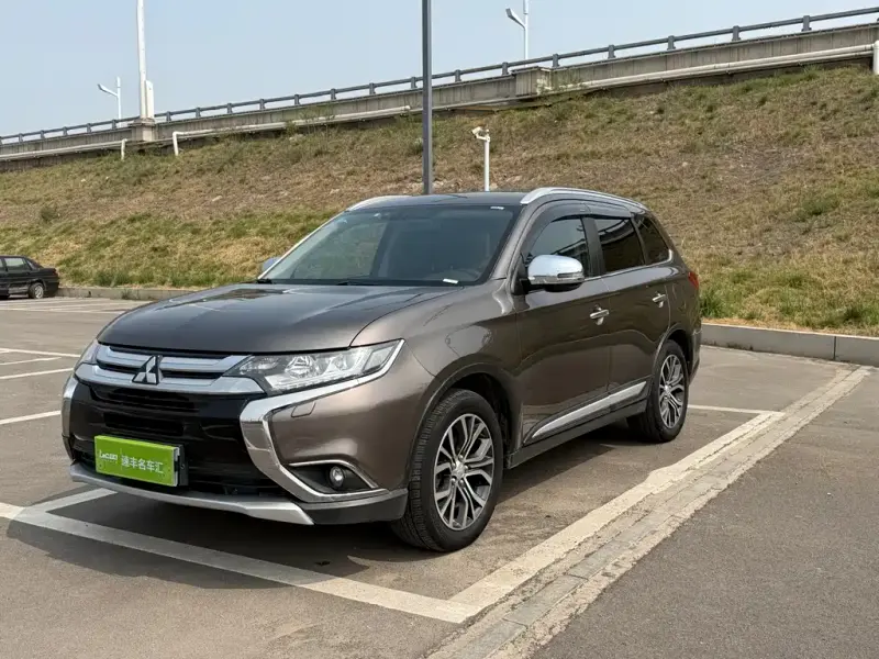 Mitsubishi Outlander (Import), 2016