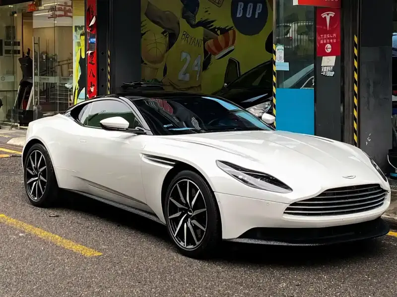 Aston Martin DB11, 2022